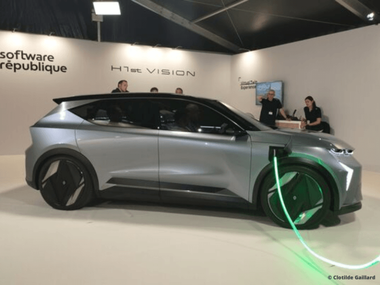 Voiture électrique grise exposée à Viva Tech