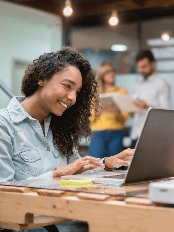 Une femme qui travaille sur son ordinateur dans un coworking à Bordeaux