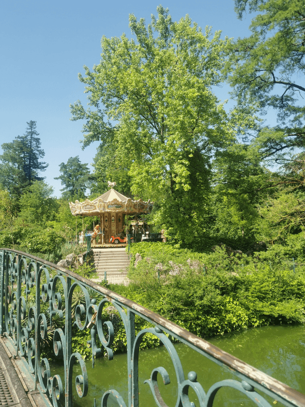 Parc de la ville de Bordeaux, avec un kiosque et de la verdure