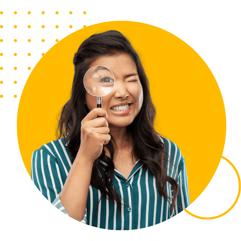 Femme souriante avec une loupe