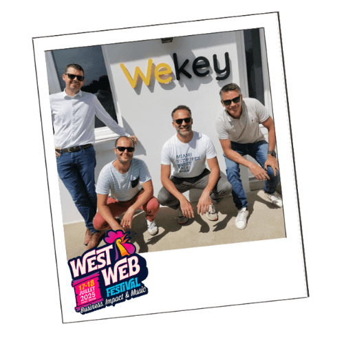 Photo de l'équipe Wekey devant la Wekey House