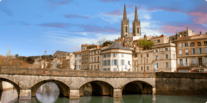 Photo de la ville de Niort avec ses deux clochers et la Sèvre