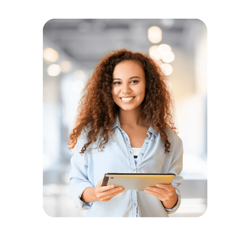Femme souriante avec une tablette
