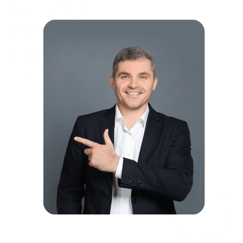 Homme souriant pointant la gauche du doigt