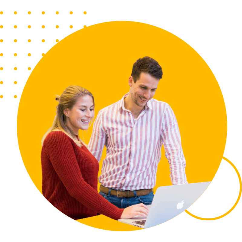 un homme et une femme devant un PC