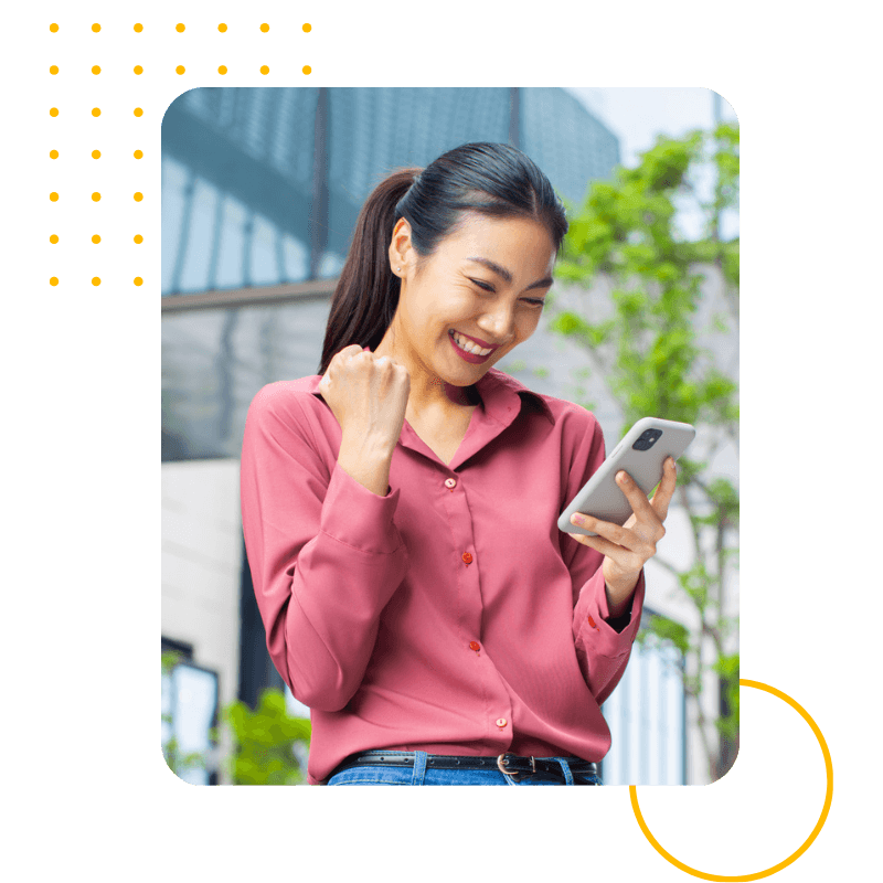 Femme heureuse qui regarde son smartphone
