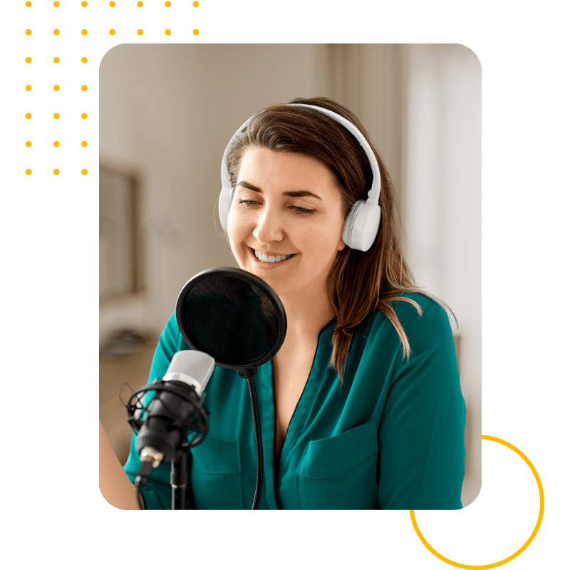 femme derière un micro avec un casque audio