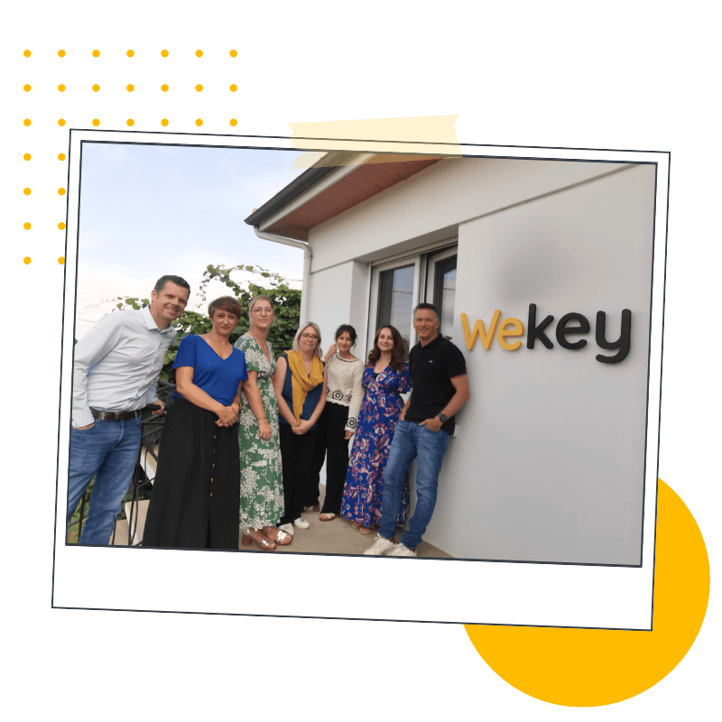 L'équipe Wekey devant la Wekey House