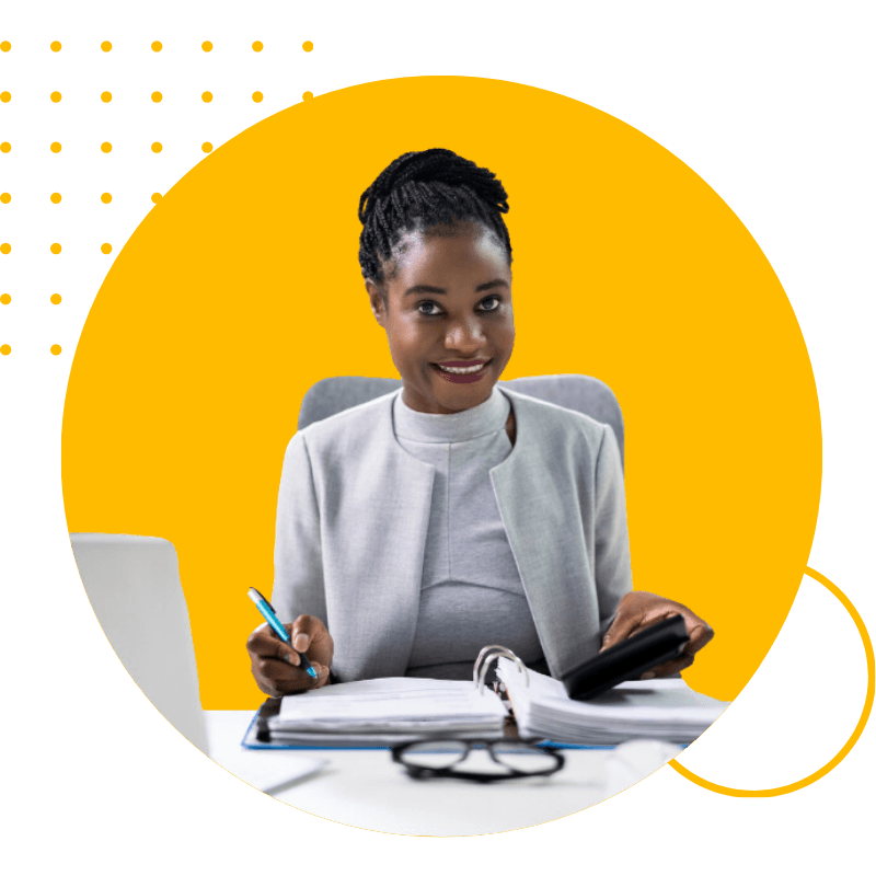 Femme en train de faire sa comptabilité