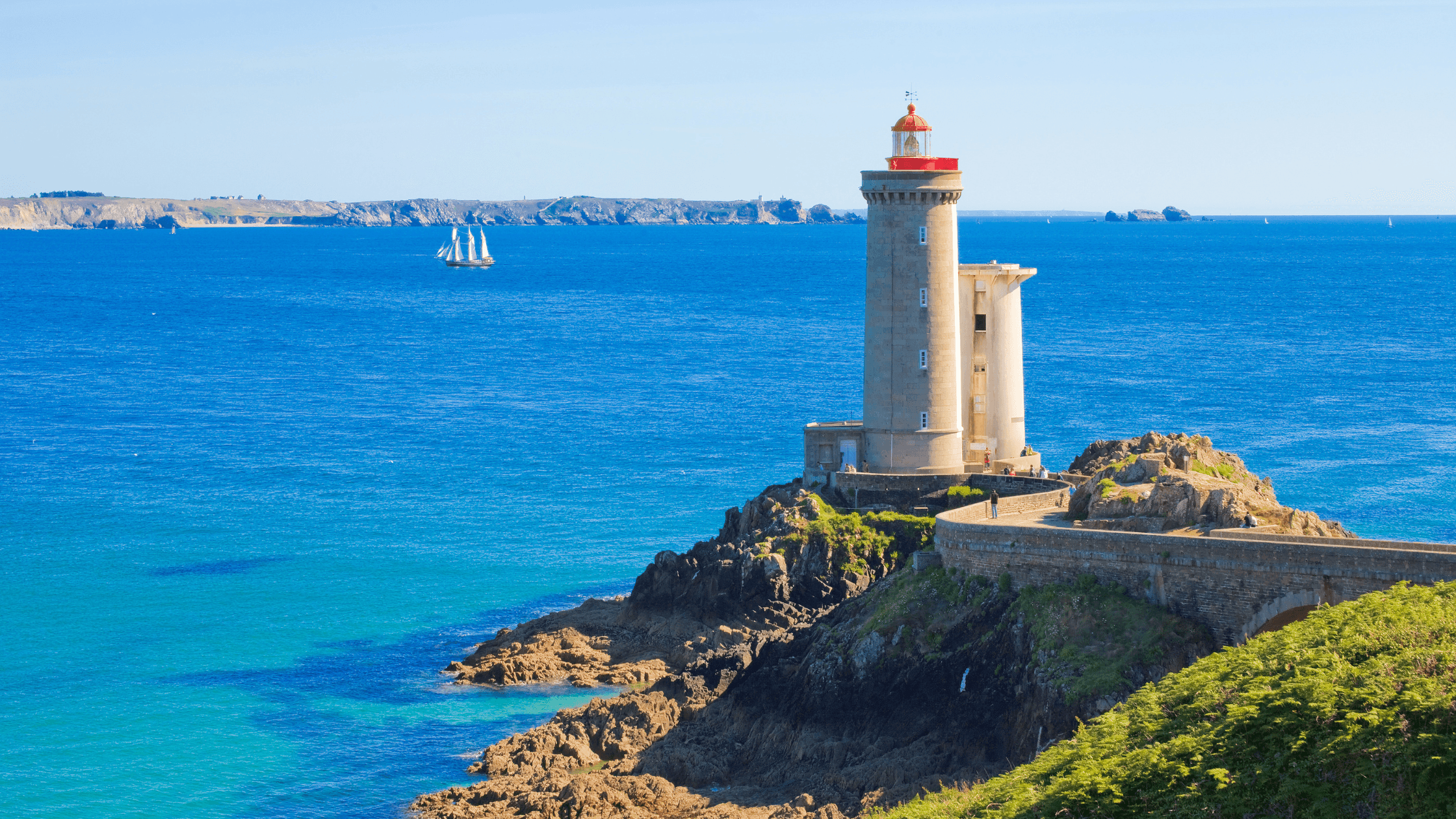 Phare Breton sur une falaise en bordure de mer 