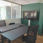 Un double bureau lumineux avec écran à louer dans l'espace de coworking Wekey House