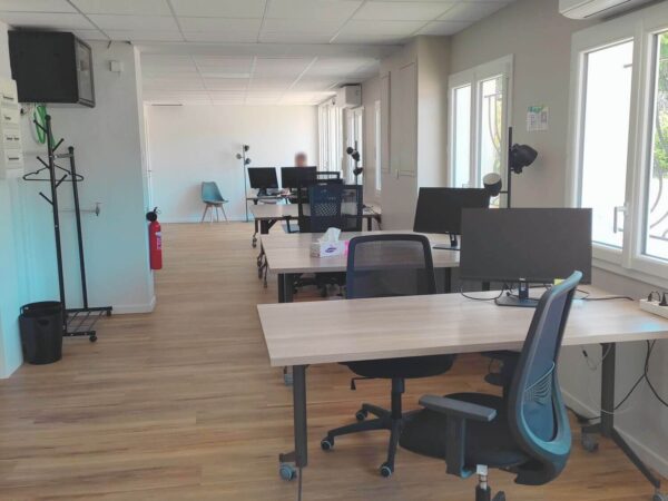Open space du coworking Wekey. 4 bureaux sont visibles dans une pièce très lumineuse