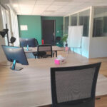 Open space du coworking Wekey. 2 bureaux sont visibles dans une pièce très lumineuse