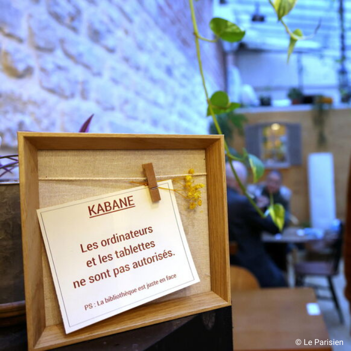 Café parisien qui interdit le télétravail